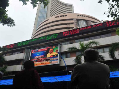 Sensex, Bank Nifty plunge 400 points; HDFC dips 3%