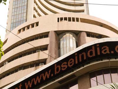 Sensex succumbs to late sell-off on global cues