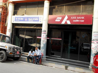 Axis Bank ties up with Snapdeal to provide collateral free loans