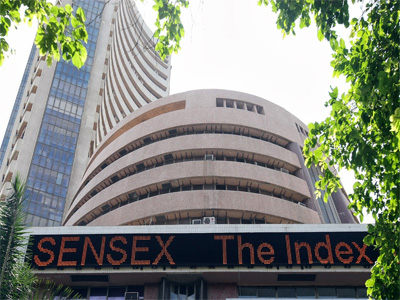 Sensex holds 28,000 amid choppy trade; Infosys, TCS dip 1%