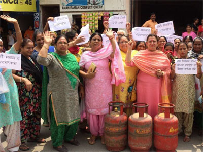 LPG subsidy: Congress workers protest, stage mock funeral of cylinders