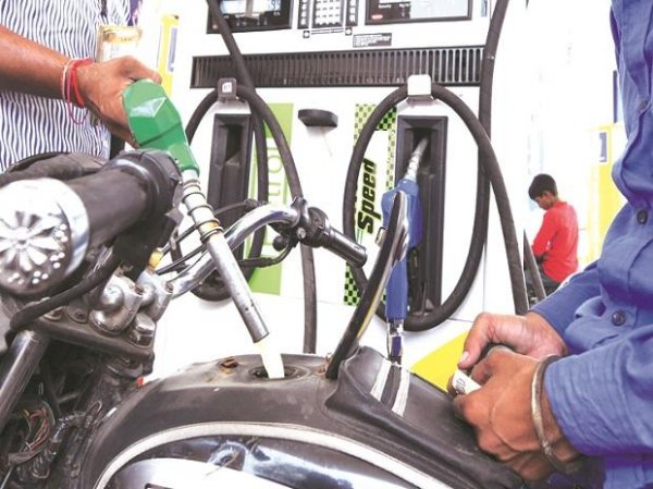 Delhi govt likely to slash VAT on petrol, diesel prices today