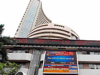 Markets extend gains, Nifty tops 7,650; RIL up over 3%