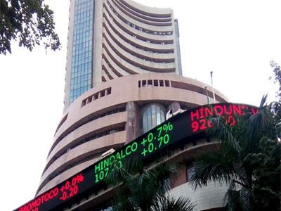 Sensex, Nifty turn choppy; HCL Tech rallies 4 %