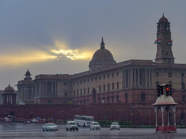 IMD predicts light to moderate rainfall in Delhi during next 12 hrs