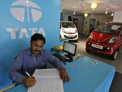 Tata Motors to call EGM to sack Mistry, Wadia