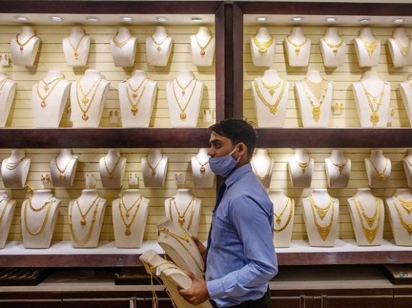 Gold price today at Rs 46,810 per 10 gm, silver trending at Rs 69,300 a kg