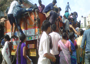 Cyclone Hudhud victims clash for relief material in Vizag as government struggles to restore power, water supply