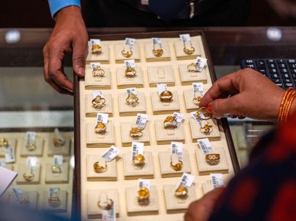 Gold price today at Rs 47,290 per 10 gm, silver selling at Rs 62,100 a kg