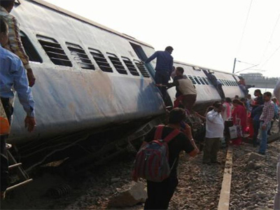 UP: Eight coaches of Rajya Rani Express derail; Adityanath announces compensation, Prabhu orders inquiry