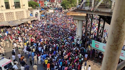 Over 1500 migrants gather in Mumbai's Bandra to protest against lockdown extension