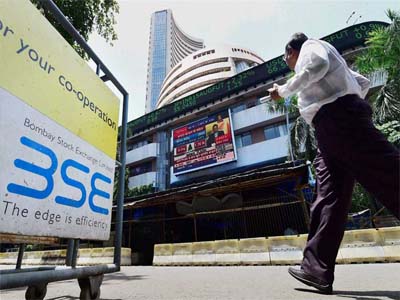 Sensex gains 100 points, Nifty eyes 7,800; Bank Nifty up 200 points