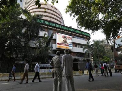 Sensex again crosses 33,900, rupee falls 16 paise; RCom hovers near lifetime low, Reliance Naval cracks 15%