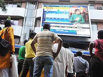 Nifty holds 8,600 amid choppy trades; Hero Motocorp up 3%