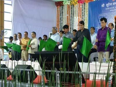Railway Minister Suresh Prabhu flags off country’s first ‘Made in India’ train – Medha