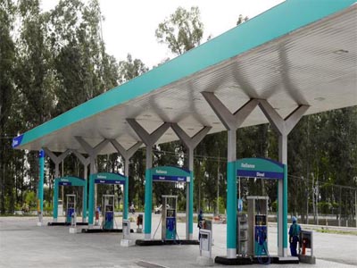 RIL, Essar Oil capture 3% of fuel retail market