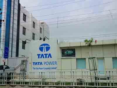 Nifty holds 8,400; HDFC, Tata Power up 2%, Tata Steel falls