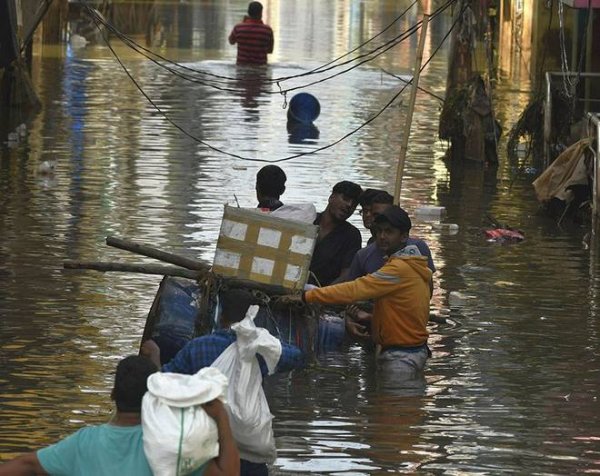 Hyderabad floods | Police personnel turn real heroes