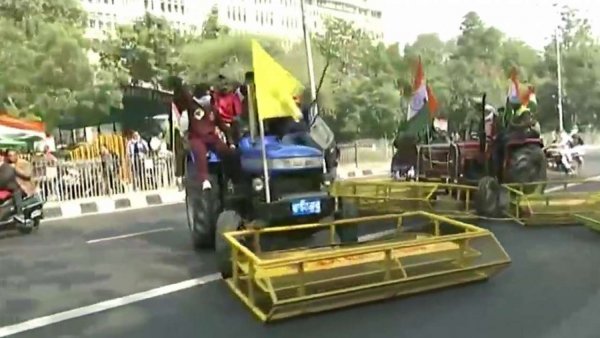 Tractor rally: Protestors attempt to run over police personnel as violence breaks out