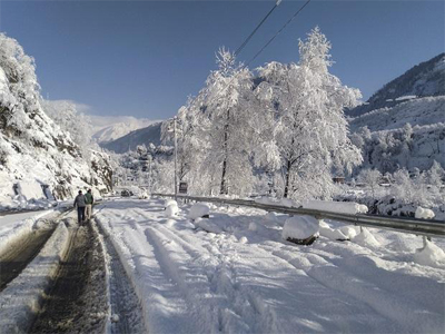 Indian Army rescues 1,500 tourists stranded in Sikkim after heavy snowfall