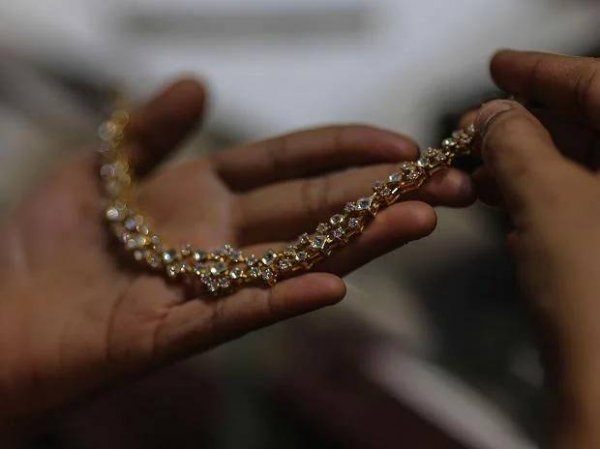 Gold selling at Rs 48,240 per 10 gm today; silver unchanged at Rs 62,300/kg