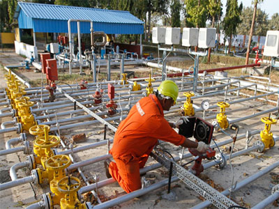 ONGC, Cairn India gains as oil rises