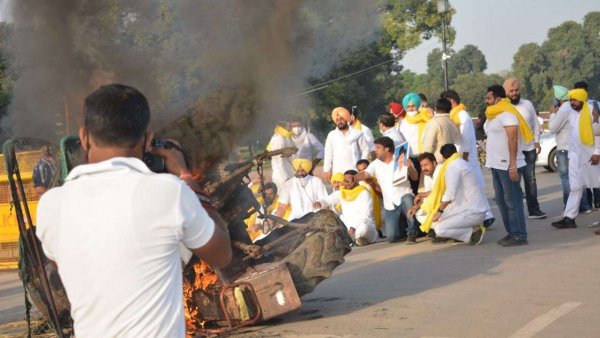Delhi: Tractor set ablaze at India gate to protest against farm legislations