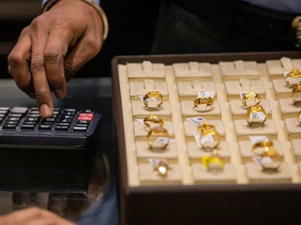 Gold trading at Rs 48,320 per 10 gm today, silver at Rs 62,000 a kg