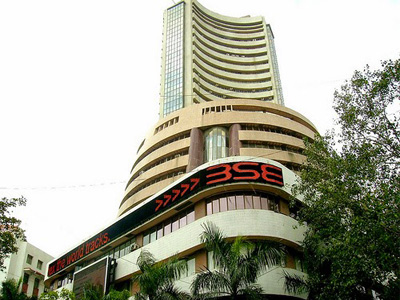 Nifty holds 7,900 amid range bound trades
