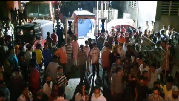 Gujarat: 3 dead, 1 injured after building collapses in Vadodara's Bawamanpura, rescue operation underway