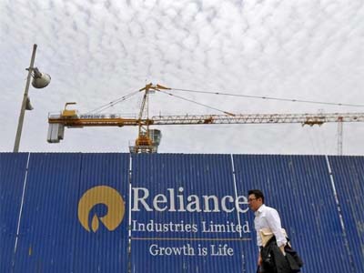 Markets remain lacklustre; RIL dips 0.5%; HDFC gains 0.5%