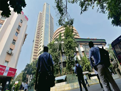 Sensex dips 300 points, Nifty down led by fall in private banks
