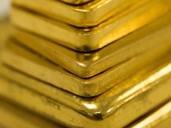 Gold set for worst year since 2015 on fading safe-haven demand