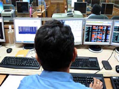 Sensex slumps 215 points on earnings worries, Nifty settles below 7,550; Maruti Suzuki falls