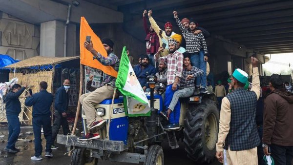 Ahead of talks with govt, protesting farmers to take out tractor march today