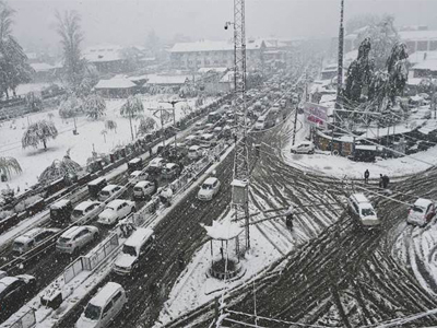 Jammu-Srinagar highway closed for second consecutive day, 4,000 vehicles stranded